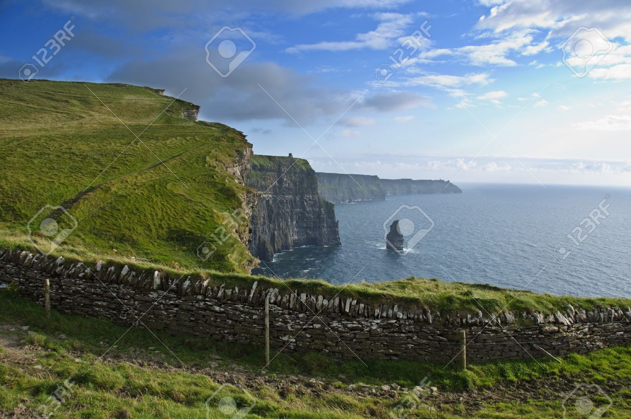 photo famous cliffs of moher, castle tower, west coast of ireland - 7570094 photo famous cliffs of moher, castle tower, west coast of ireland - 7570094