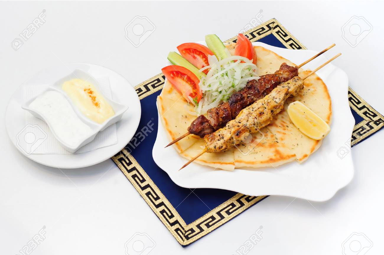 スブラキやケバブ ピタパン トマトの焼き肉と白い皿にキュウリ の写真素材 画像素材 Image スブラキやケバブ ピタパン トマトの焼き肉と白い皿にキュウリ の写真素材 画像素材 Image