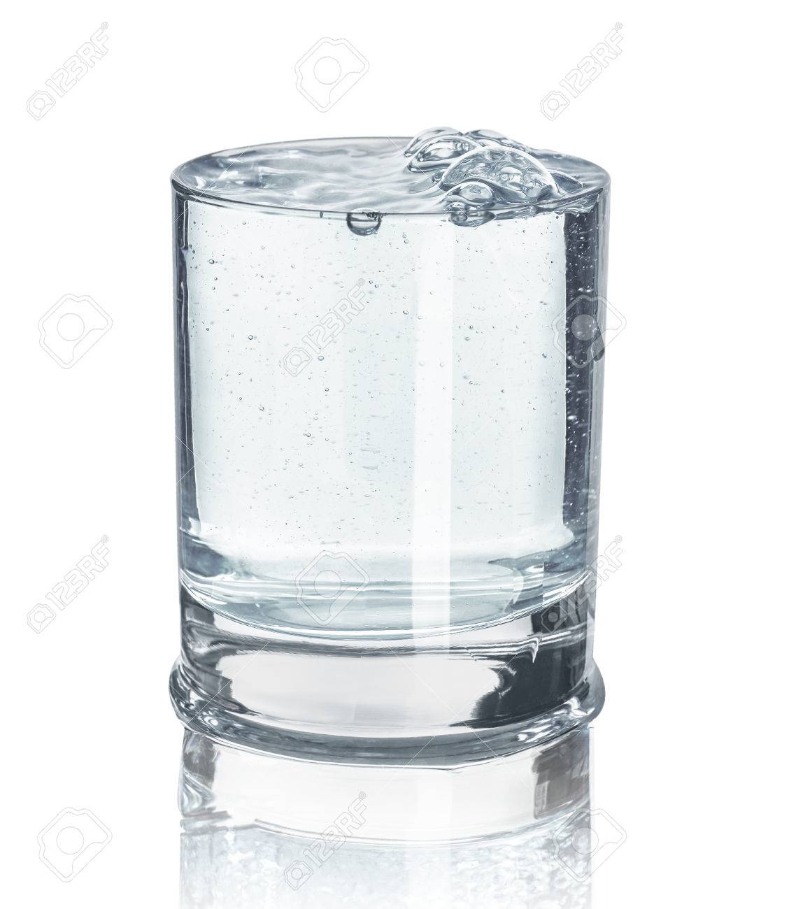 54742658-ein-zu-volles-glas-wasser-mit-reflexion-auf-einem-isolierten-wei%C3%9Fen-hintergrund.jpg
