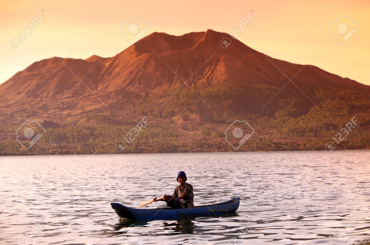 インドネシアのバリ島バトゥール湖 の写真素材 画像素材 Image