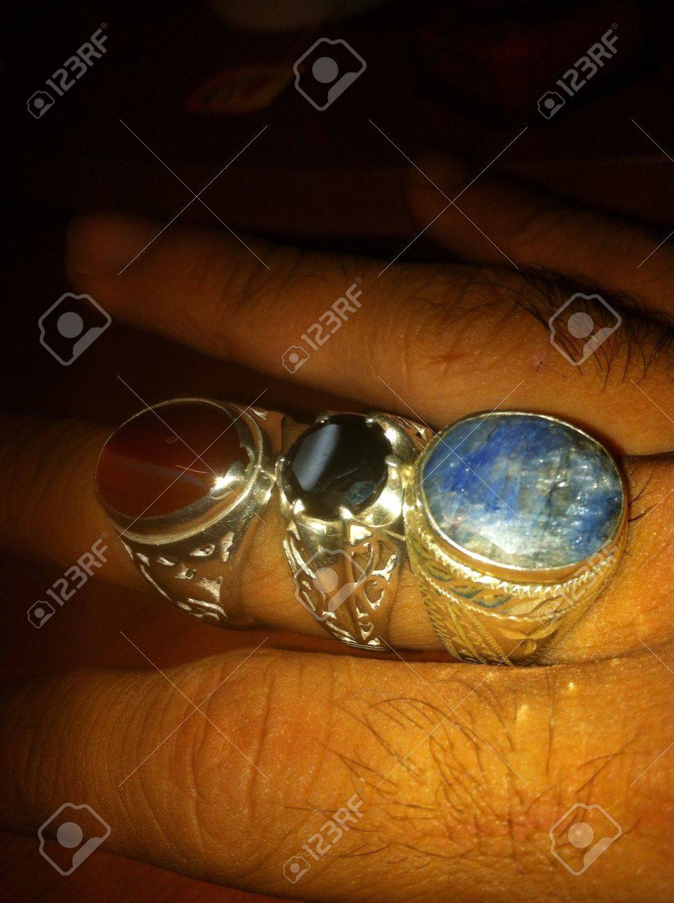 私の中指に魔法の指輪 の写真素材 画像素材 Image