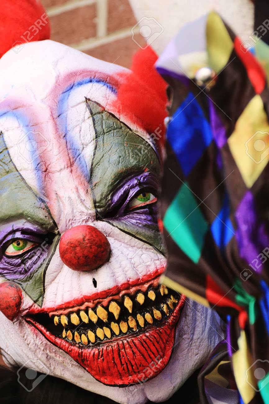 ハロウィーン パーティー ホラー ピエロを閉じます 立って怖いピエロ の写真素材 画像素材 Image