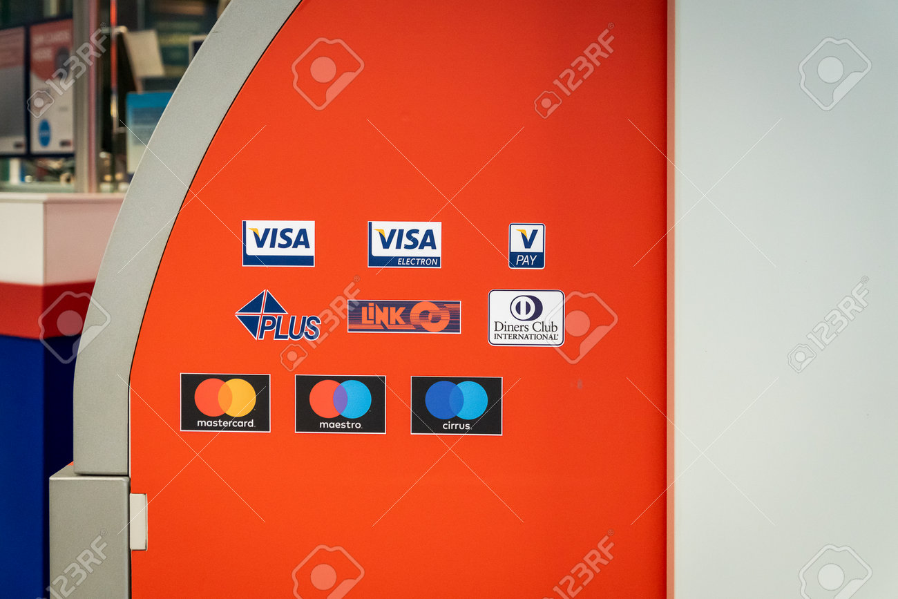 프랑크푸르트, 독일 - 2019년 7월: 유럽의 비자, 마스터카드, 권운을 포함한 ATM 현금 지급기의 신용 카드 브랜드 로고 및 지불  방법. 로열티 무료 사진, 그림, 이미지 그리고 스톡포토그래피. Image 130524480