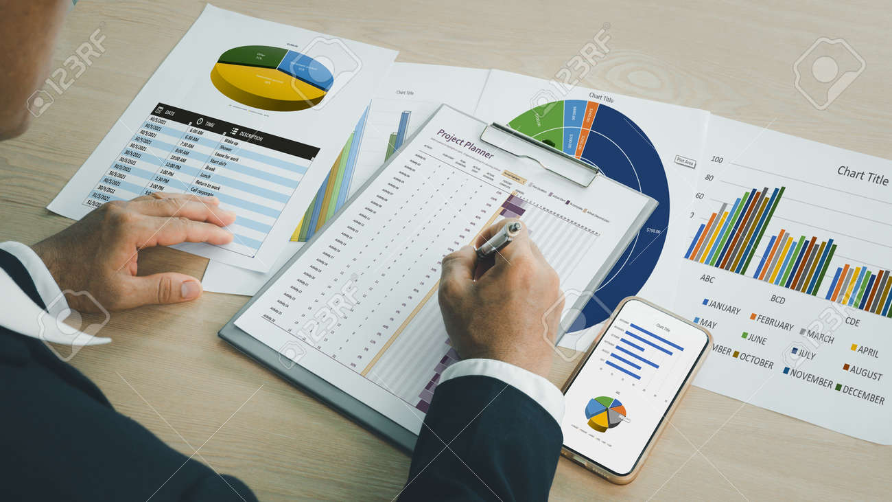 Где отчетность на бумаге. Планирование фото. Калькулятор на столе. Preparing reports. Кадровый электронный документооборот.