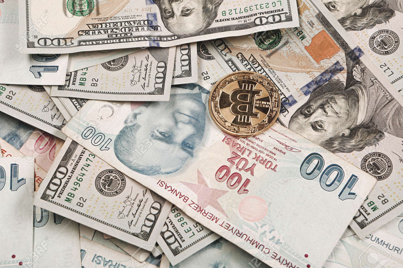 터키 리라 지폐는 미국 달러와 비트코인 동전입니다 로열티 무료 사진, 그림, 이미지 그리고 스톡포토그래피. Image 183293155