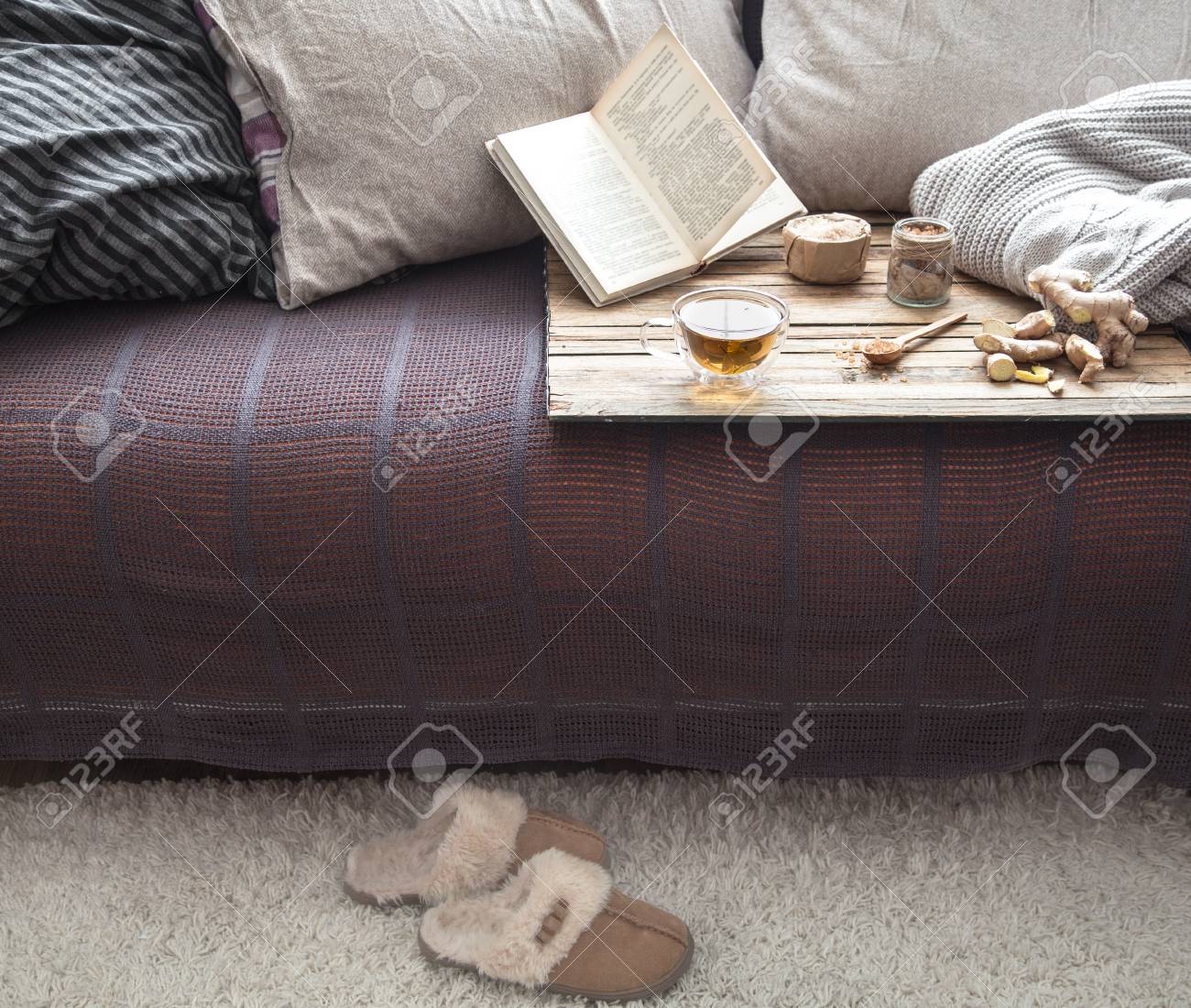 ソファのリビングルームのスリッパ 居心地の良い家庭の雰囲気 の写真素材 画像素材 Image