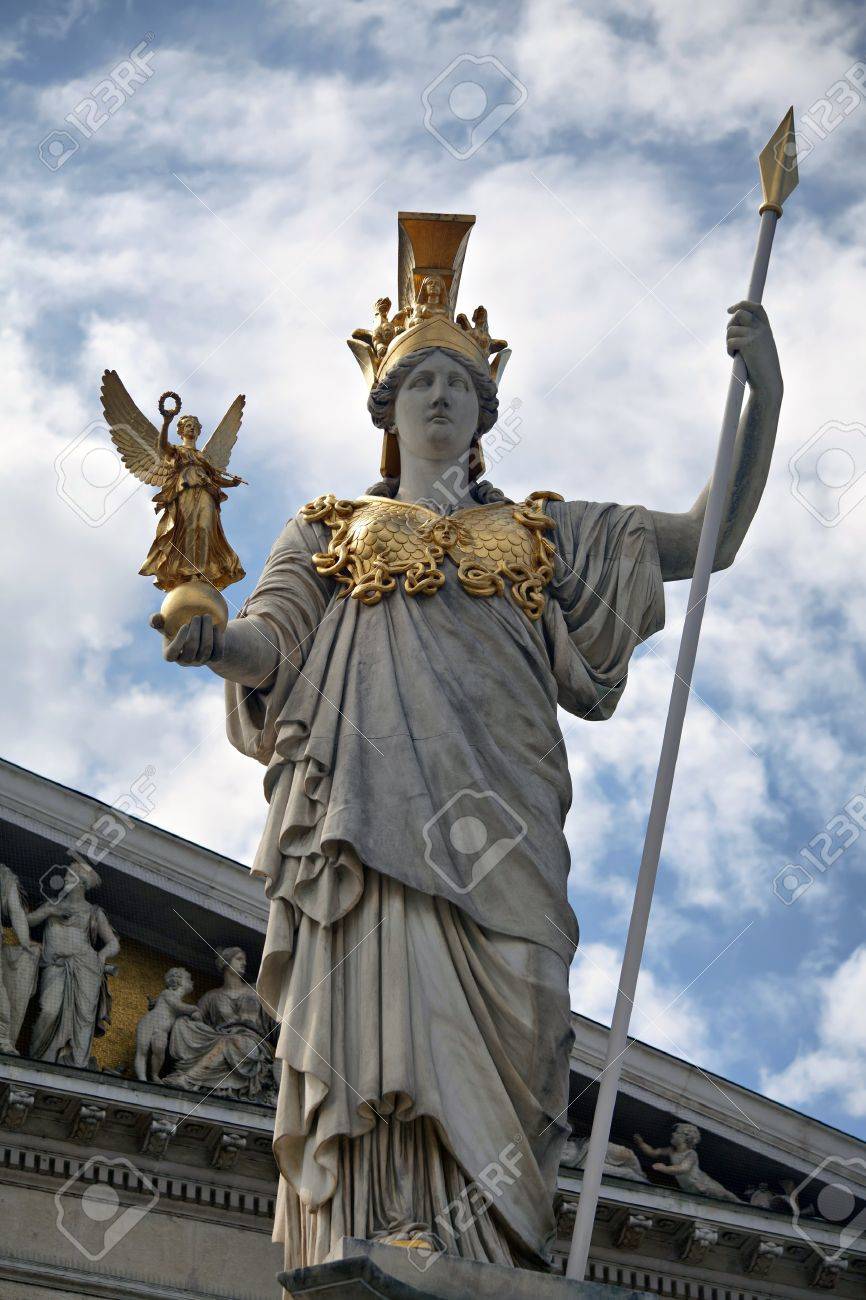 アテナ噴水のアテナ像 の写真素材 画像素材 Image