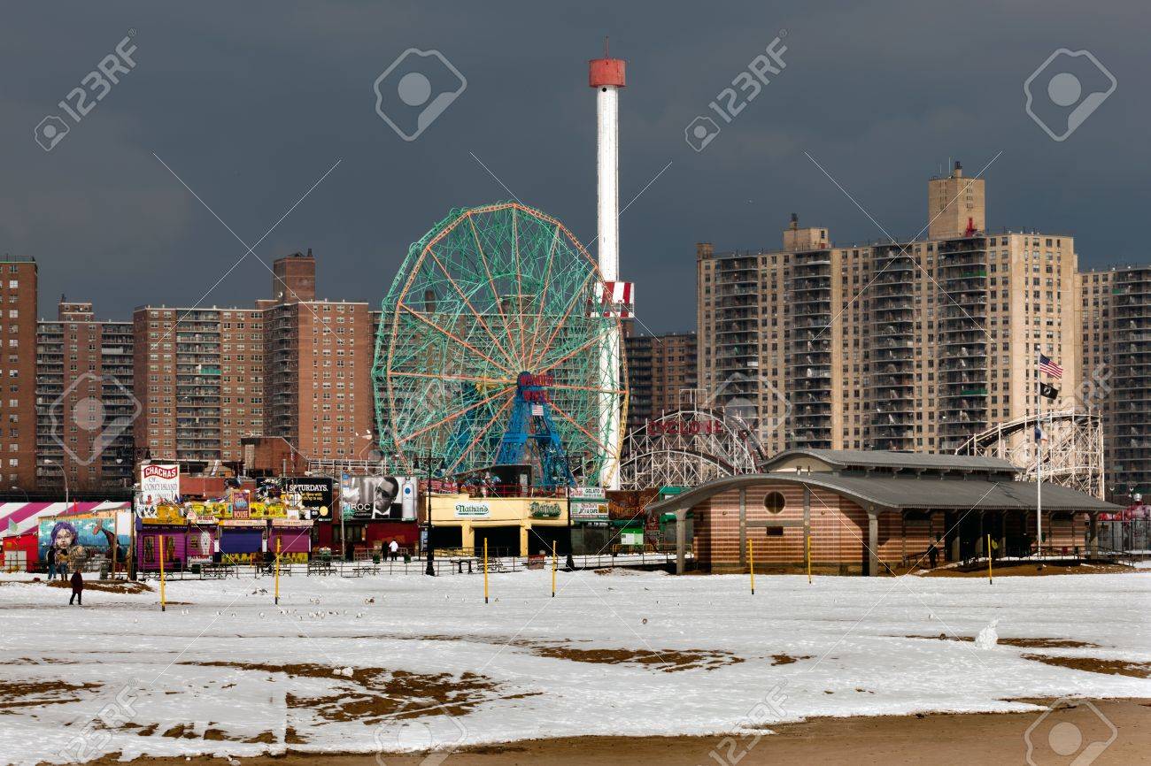 ワンダー ホイールと冬の間にコニーアイランドのビーチにアストロランド公園 の写真素材 画像素材 Image