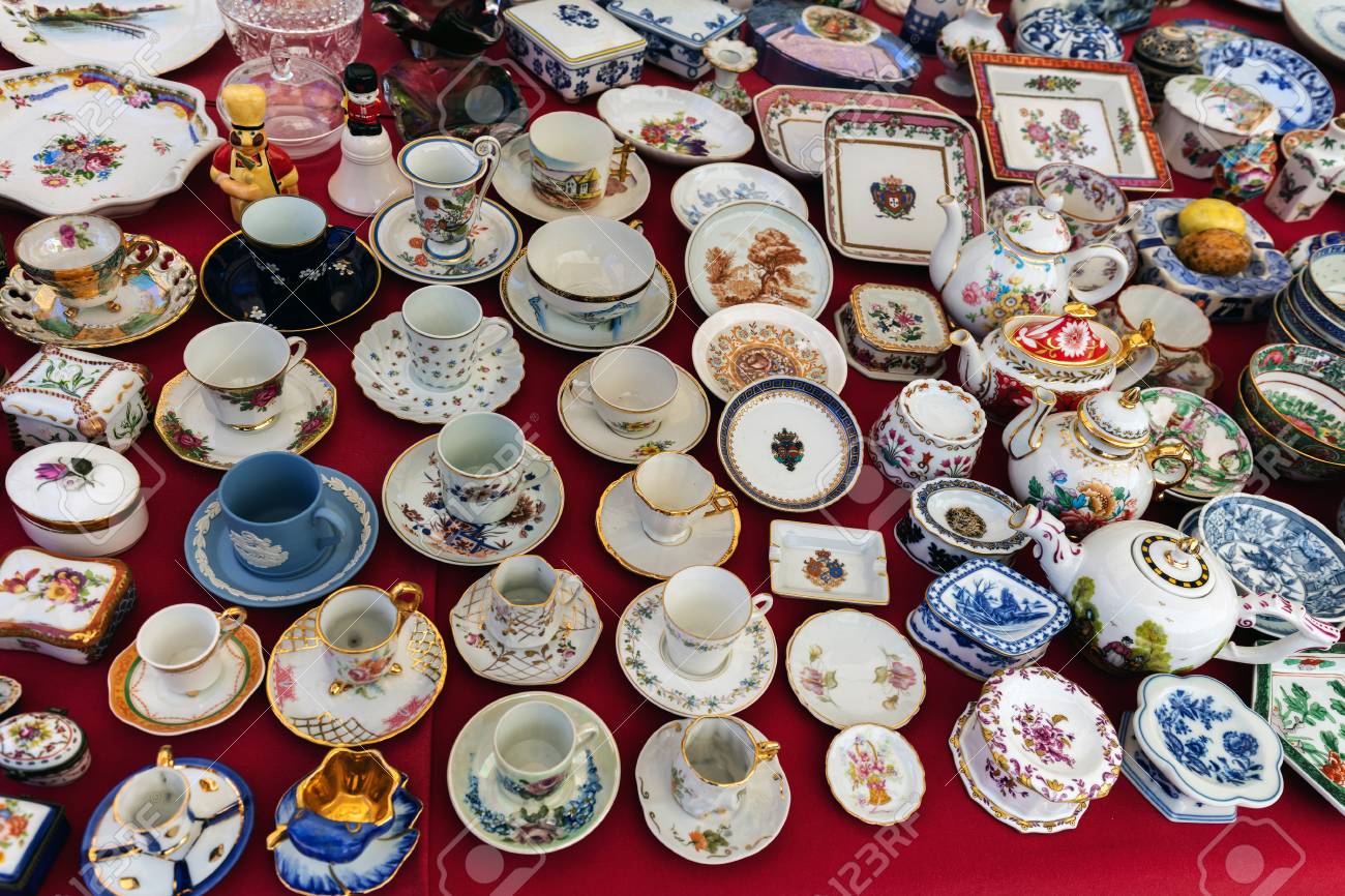 リスボンの地元のフリーマーケットでポルトガルの磁器のお土産 の写真素材 画像素材 Image