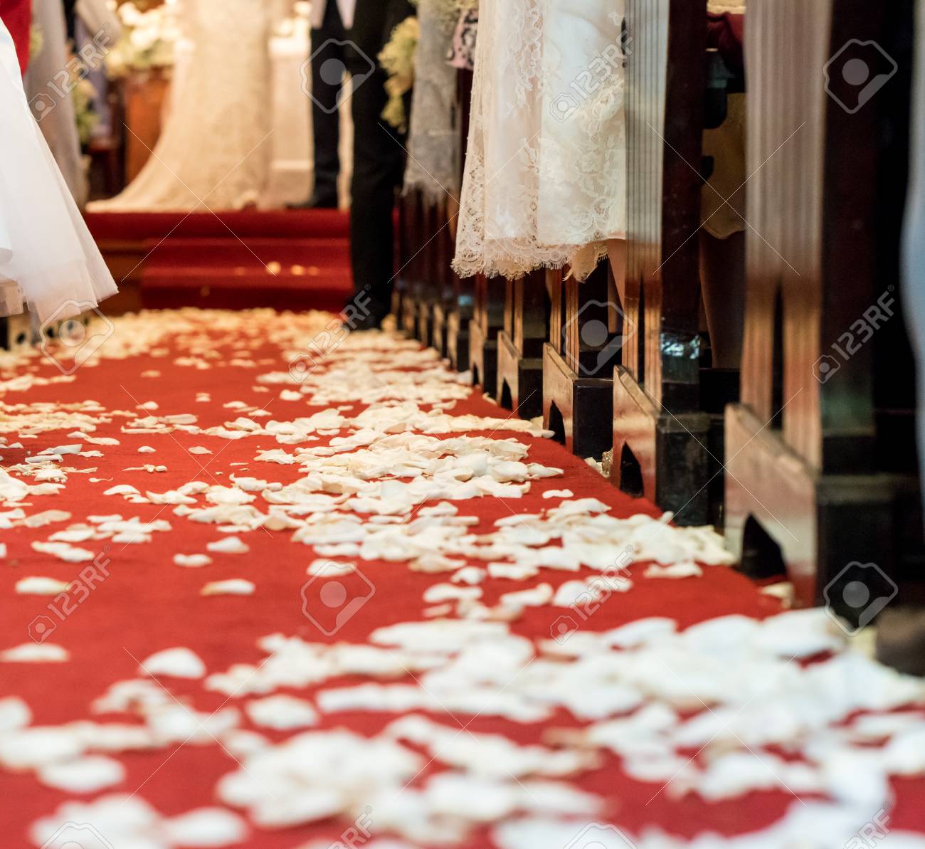 From the Red Carpet to the Wedding Aisle: Steal Charlize Therons Gold Dior Gown foto picture From the Red Carpet to the Wedding Aisle: Steal Charlize Therons Gold Dior Gown