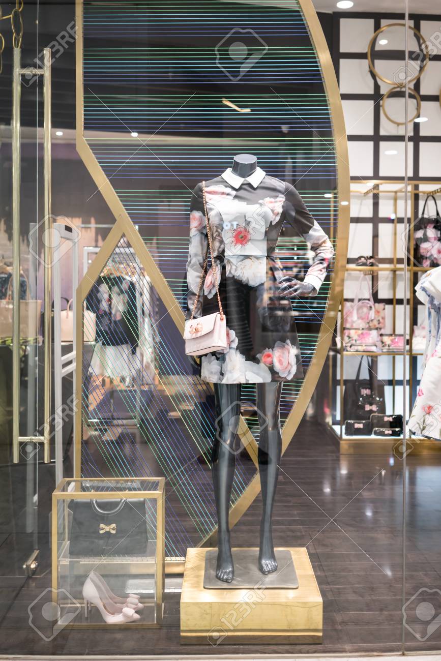 Tienda De Baker London En Emquatier, Bangkok, Tailandia, 2 De Septiembre De 2017: Exhibición De Ventana De La Marca De Y De Moda. Vestidos De Mujer Casual Y Bolsos De