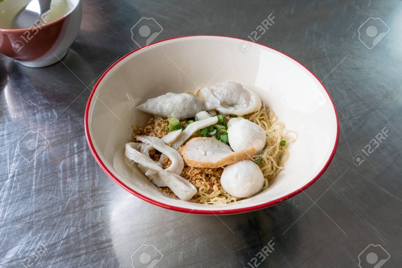 ステンレス テーブルにタイ風フィッシュ ボールの様々 な卵麺のボウル 振りかける新鮮なネギと非常においしい料理 の写真素材 画像素材 Image