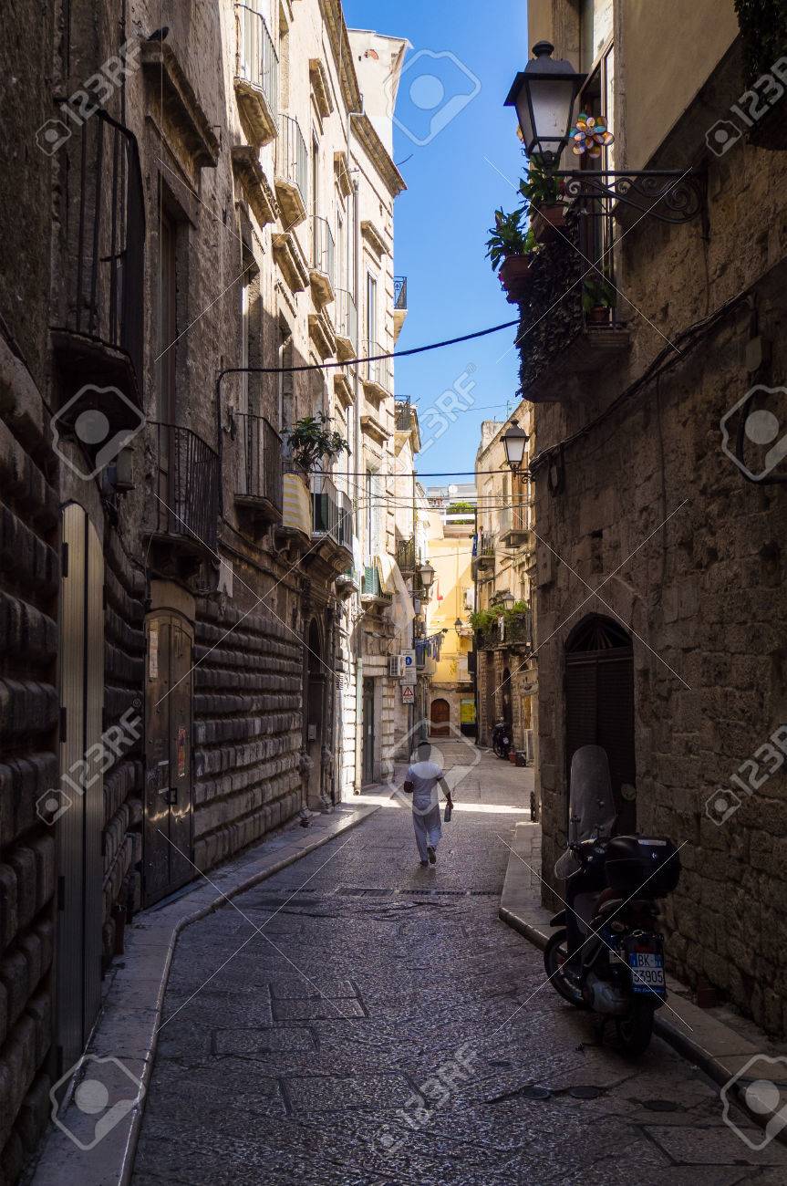 Bari, italia 14 agosto 2017 la capitale della puglia, grande ... Bari centro storico