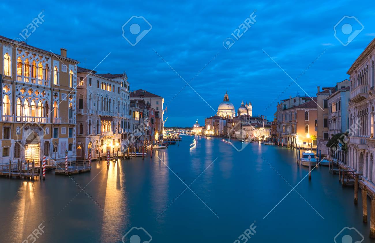 ヴェネツィア イタリア 海の街 有名な海岸都市 世界の主要な観光の名所の最も特徴的な場所を発見するツアーです の写真素材 画像素材 Image 5604