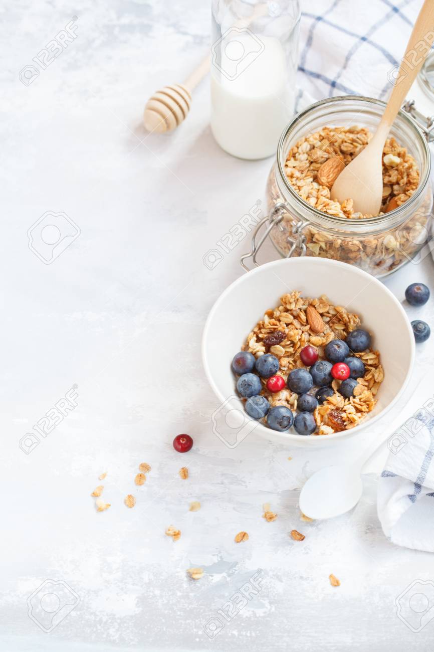 ナッツと蜂蜜 牛乳 自家製ヨーグルトを使用した焼きオート麦グラノーラ ヘルシーなミューズリーブレックファーストコンセプト の写真素材 画像素材 Image