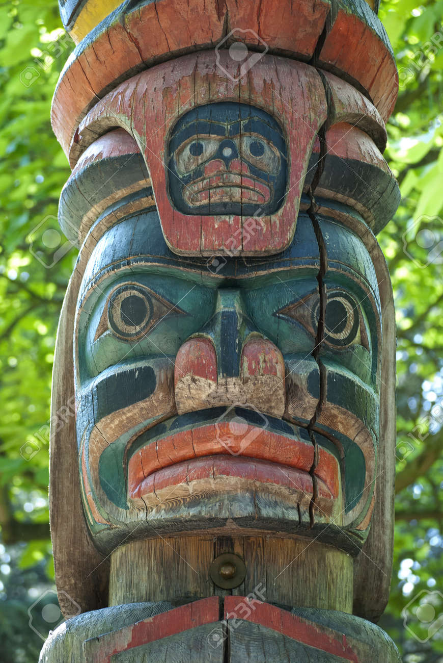 大きな木の彫刻