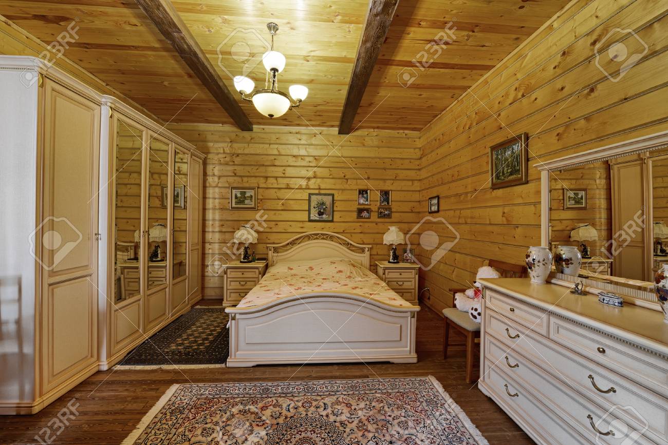 モスクワ ロシア連邦 木の国の家の寝室のインテリア の写真素材 画像素材 Image