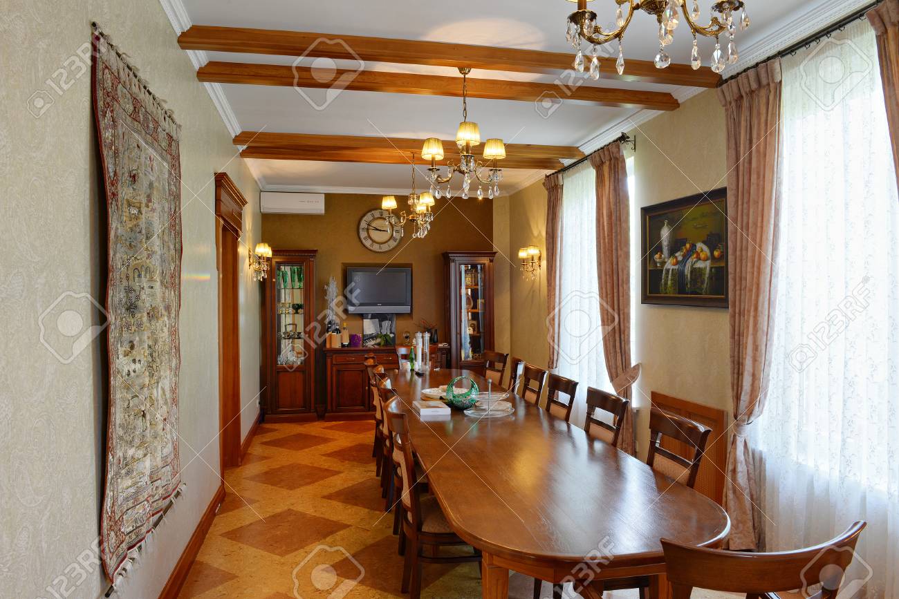 モダンなリビング ルームのインテリアに大きなダイニング テーブル の写真素材 画像素材 Image