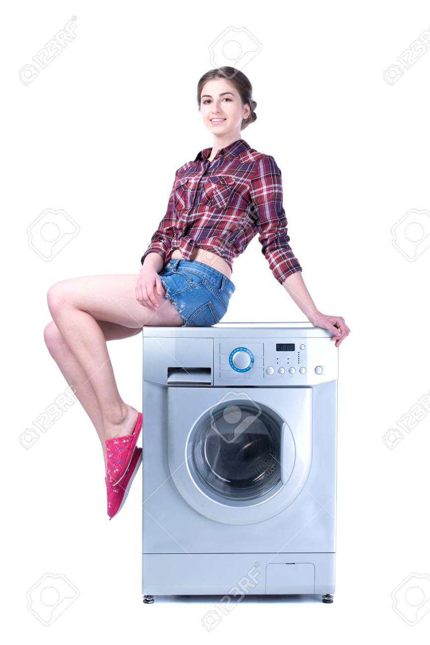 Frau Sitzt Auf Der Waschmaschine. Isoliert Auf Weißem Lizenzfreie Fotos,  Bilder Und Stock Fotografie. Image 26450898.