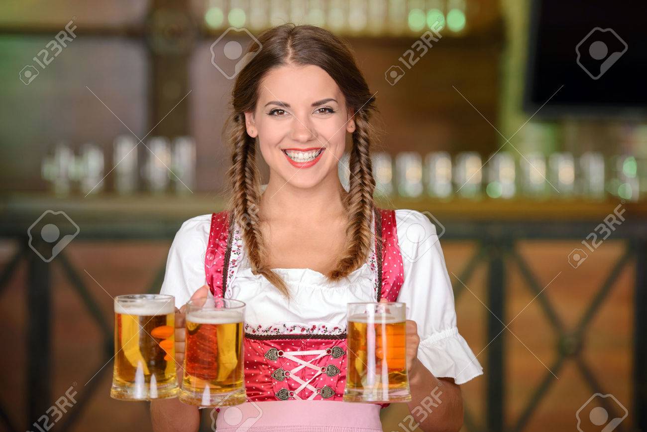 ビールのパブでビールのグラスを保持ウェイターの美しく セクシーな女性 の写真素材 画像素材 Image ビールのパブでビールのグラスを保持ウェイターの美しく セクシーな女性 の写真素材 画像素材 Image