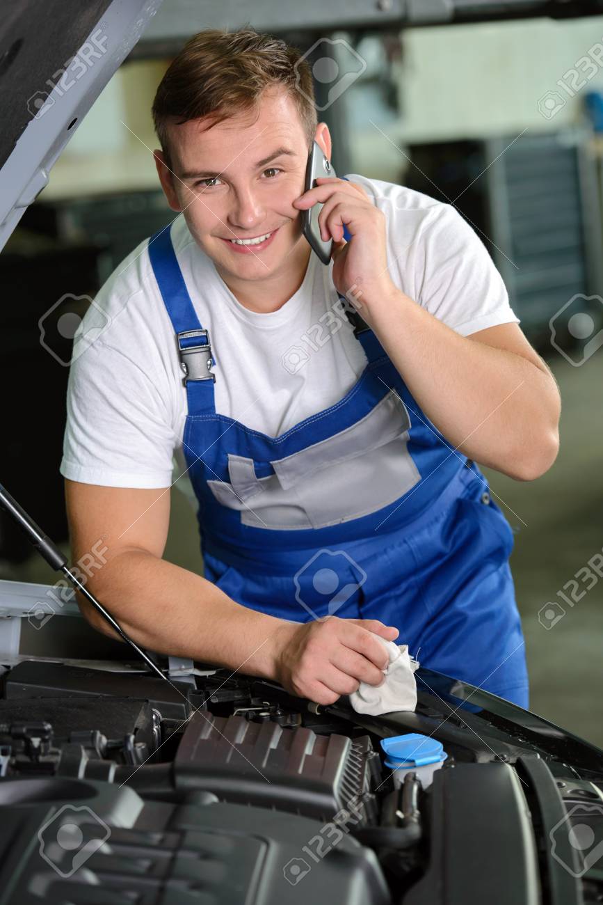 Автослесарь автомеханик. Механик ремонтирует машину. Профессия автомеханик. Слесарь автомеханик. Парень автомеханик.