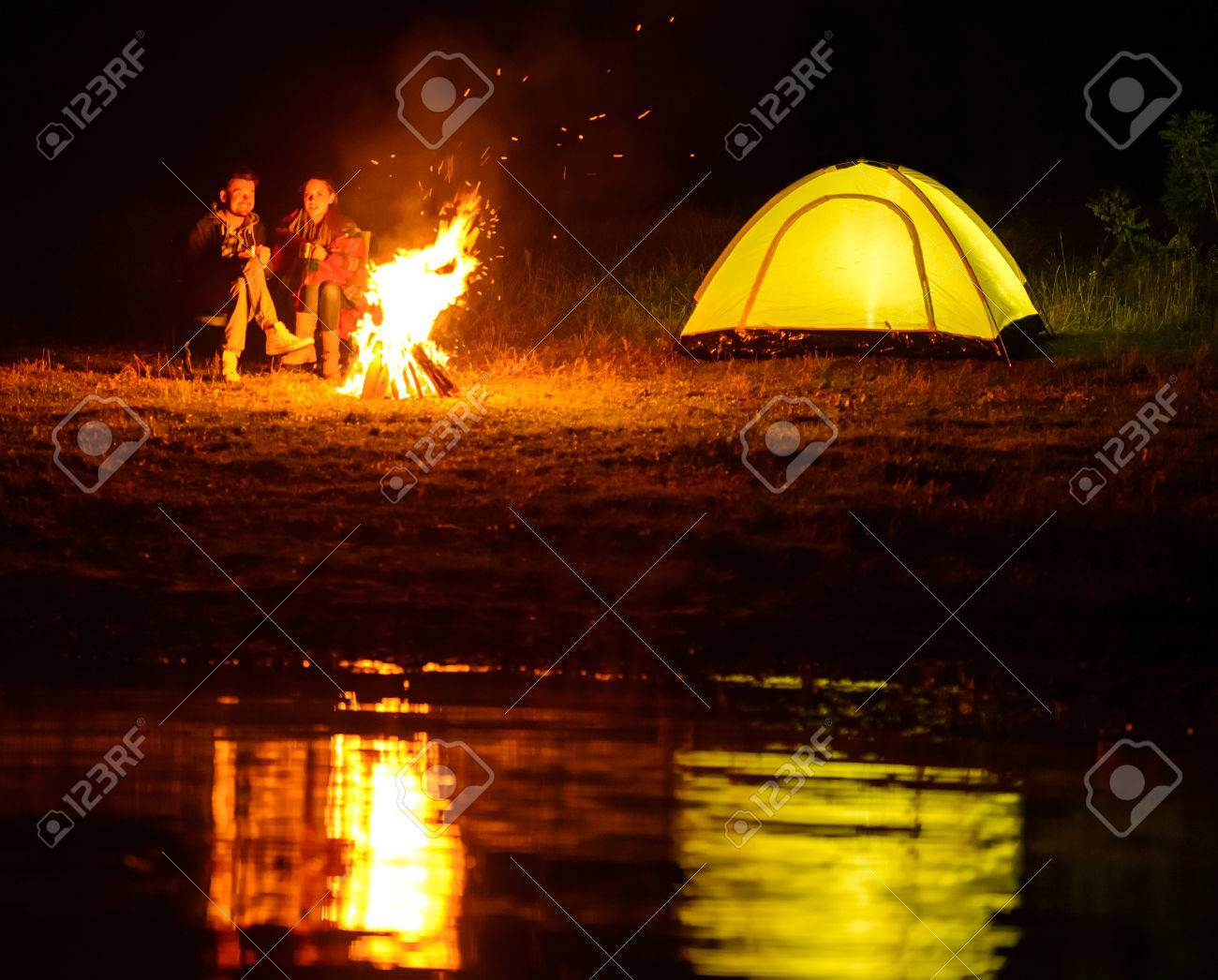 Tarde Romántica. Una Pareja Encantadora, Camping, Sentados Alrededor De La Fogata Fotos, Retratos, Imágenes Y Fotografía De Archivo Libres De Derecho. Image 32169739. Tarde Romántica. Una Pareja Encantadora, Camping, Sentados Alrededor De La Fogata Fotos, Retratos, Imágenes Y Fotografía De Archivo Libres De Derecho. Image 32169739.