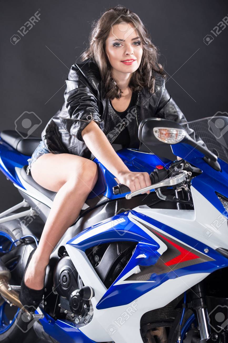 Schwarzes Traumweib auf Motorrad durchgefickt Schwarzes Traumweib auf Motorrad durchgefickt