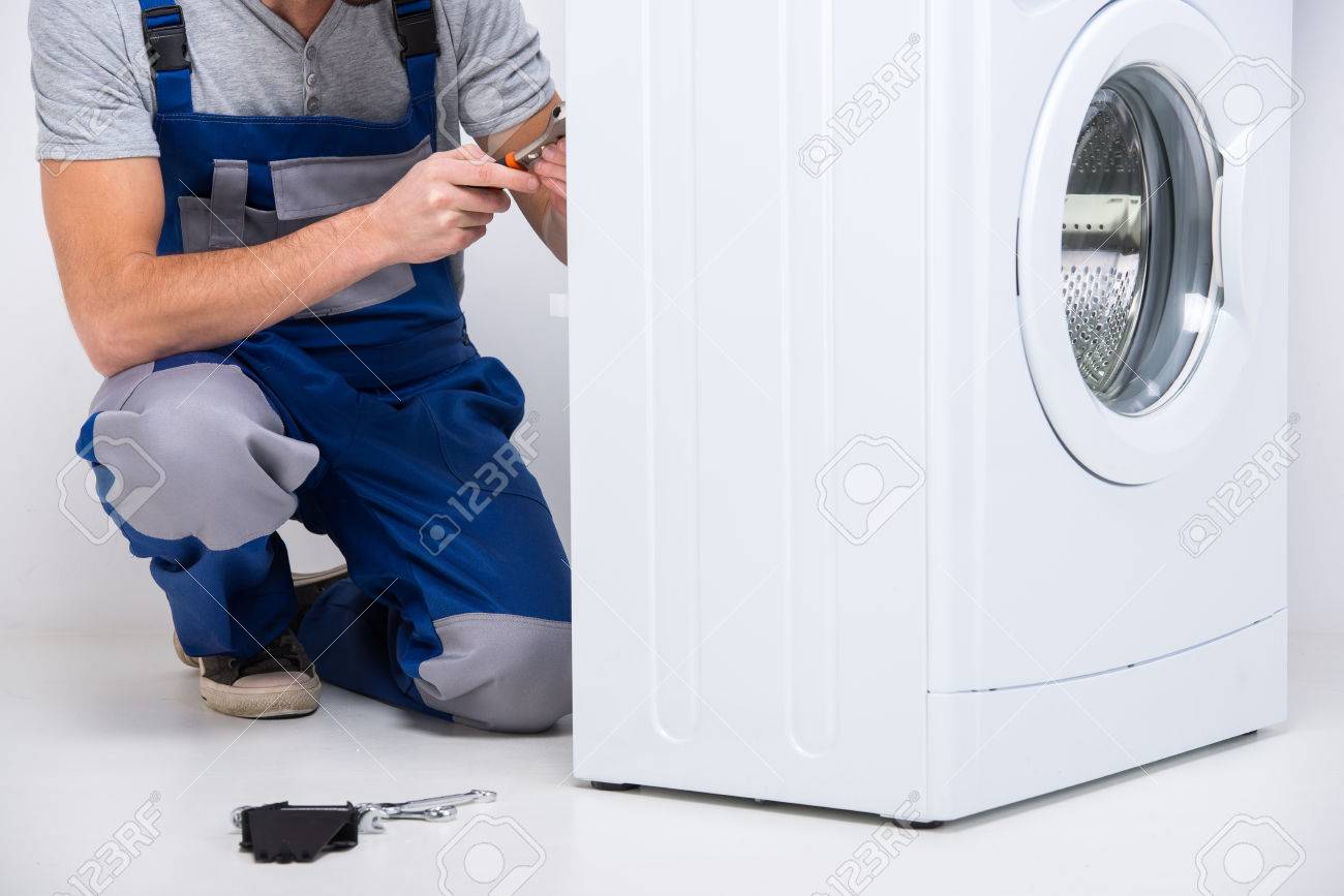 Günstige Waschmaschinen Reparatur : Schlosser ist die reparatur einer waschmaschine auf dem weißen