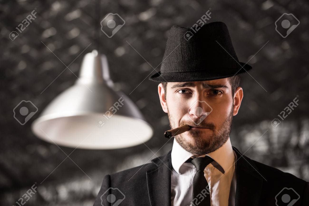 ギャングの人間観は キューバ産の葉巻を喫煙です の写真素材 画像素材 Image