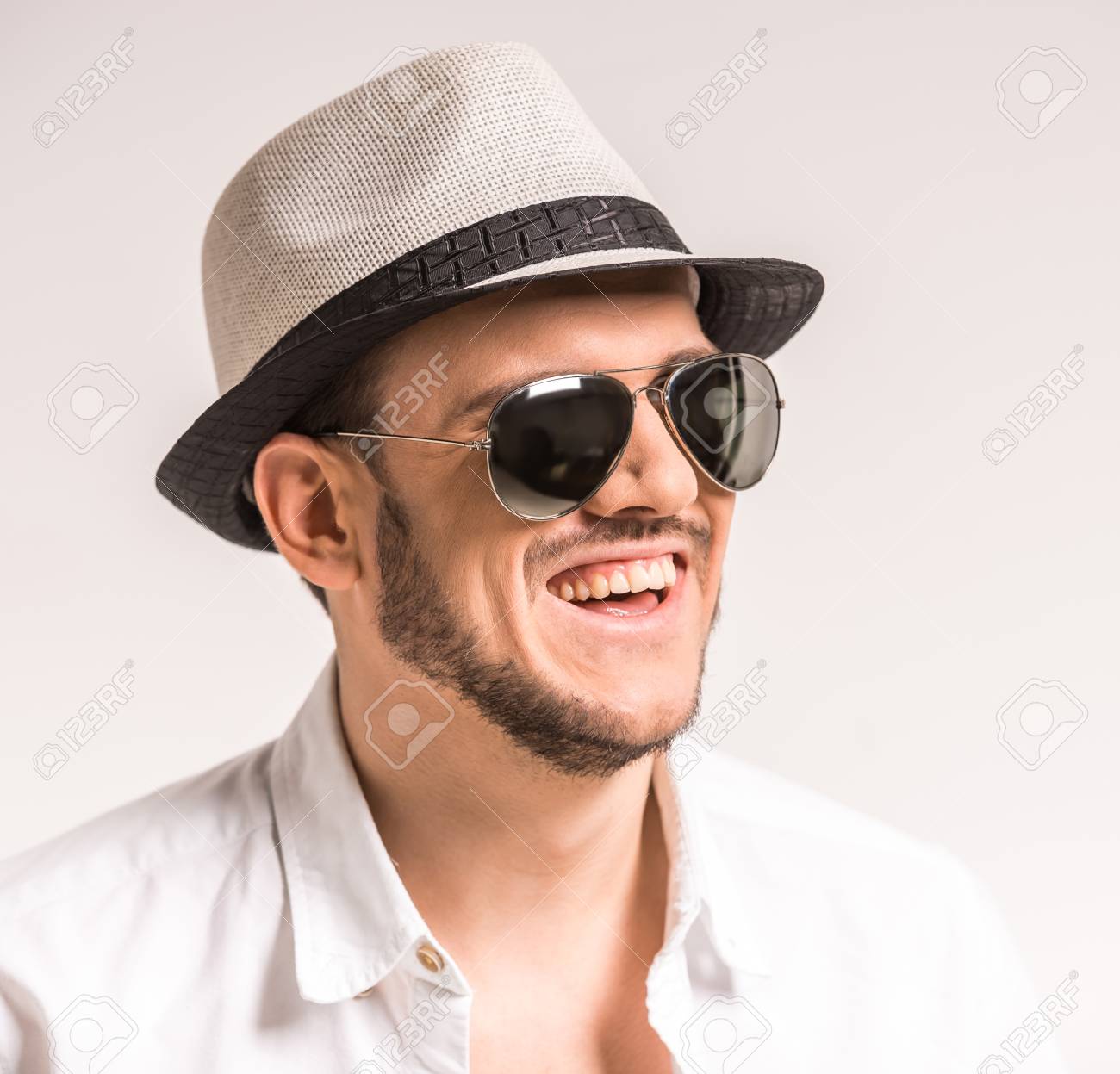 メガネと帽子で若い男のクローズ アップはにこにこしています の写真素材 画像素材 Image メガネと帽子で若い男のクローズ アップはにこにこしています の写真素材 画像素材 Image