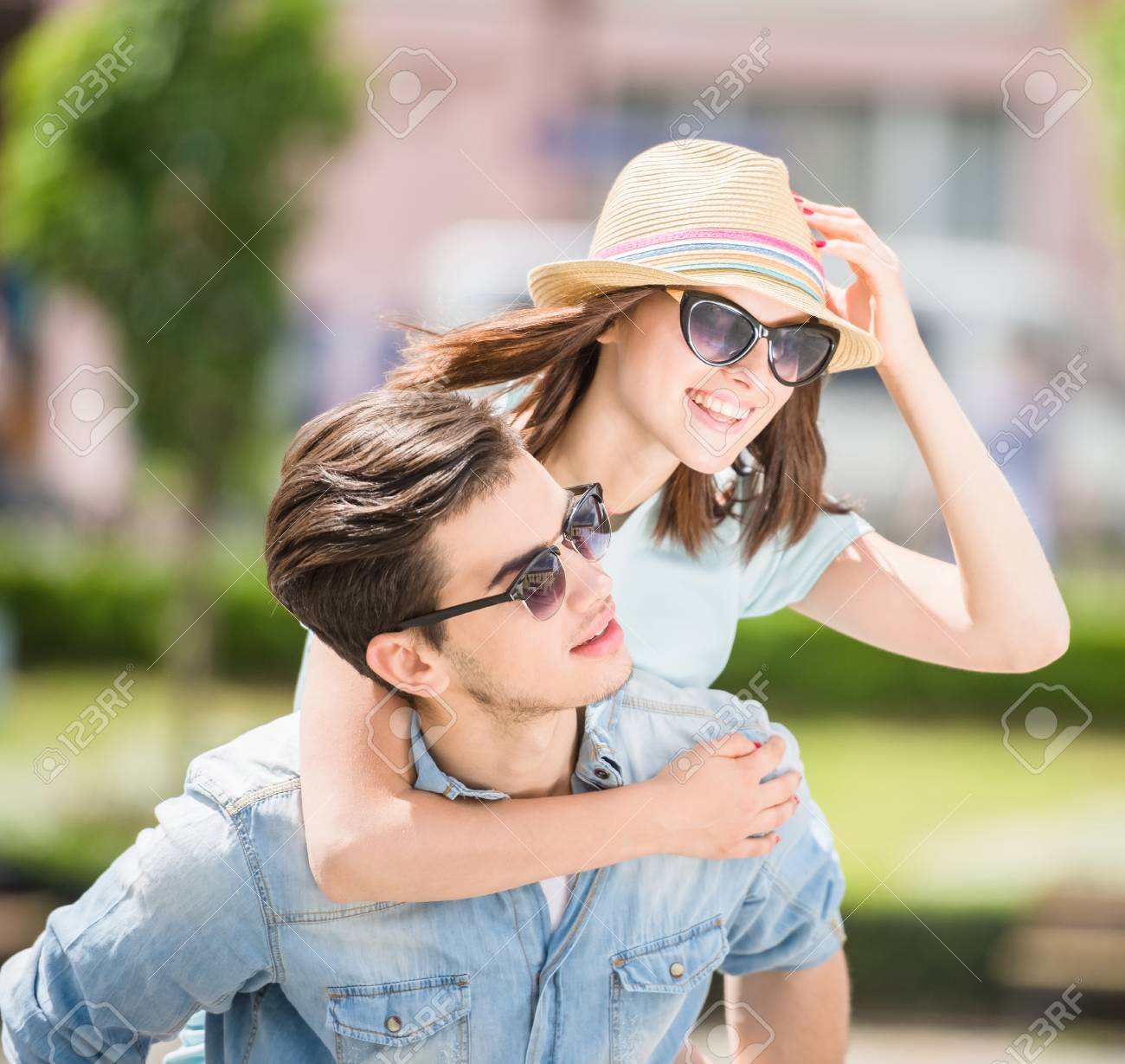 Schone Paare Die Zusammen Grosen Spas Haben Jung Und Frei Standard Bild Schone Paare Die Zusammen Grosen Spas Haben Jung Und Frei Standard Bild