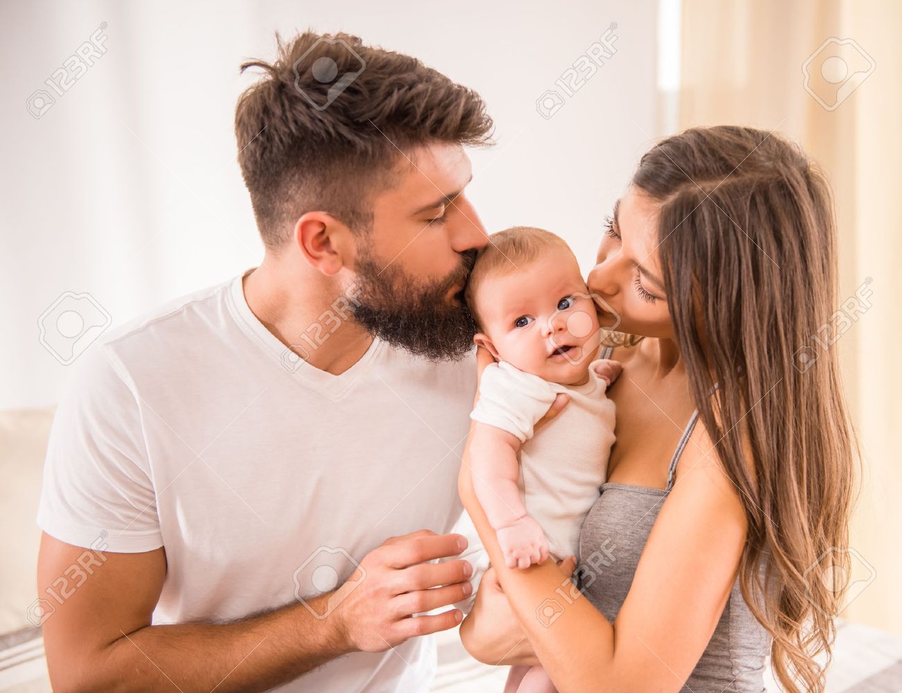 Portrait De Jeunes Heureux Parents Avec Un Bebe Dans Le Lit A La Maison Banque D Images Et Photos Libres De Droits Image Portrait De Jeunes Heureux Parents Avec Un Bebe Dans Le Lit A La Maison Banque D Images Et Photos Libres De Droits Image
