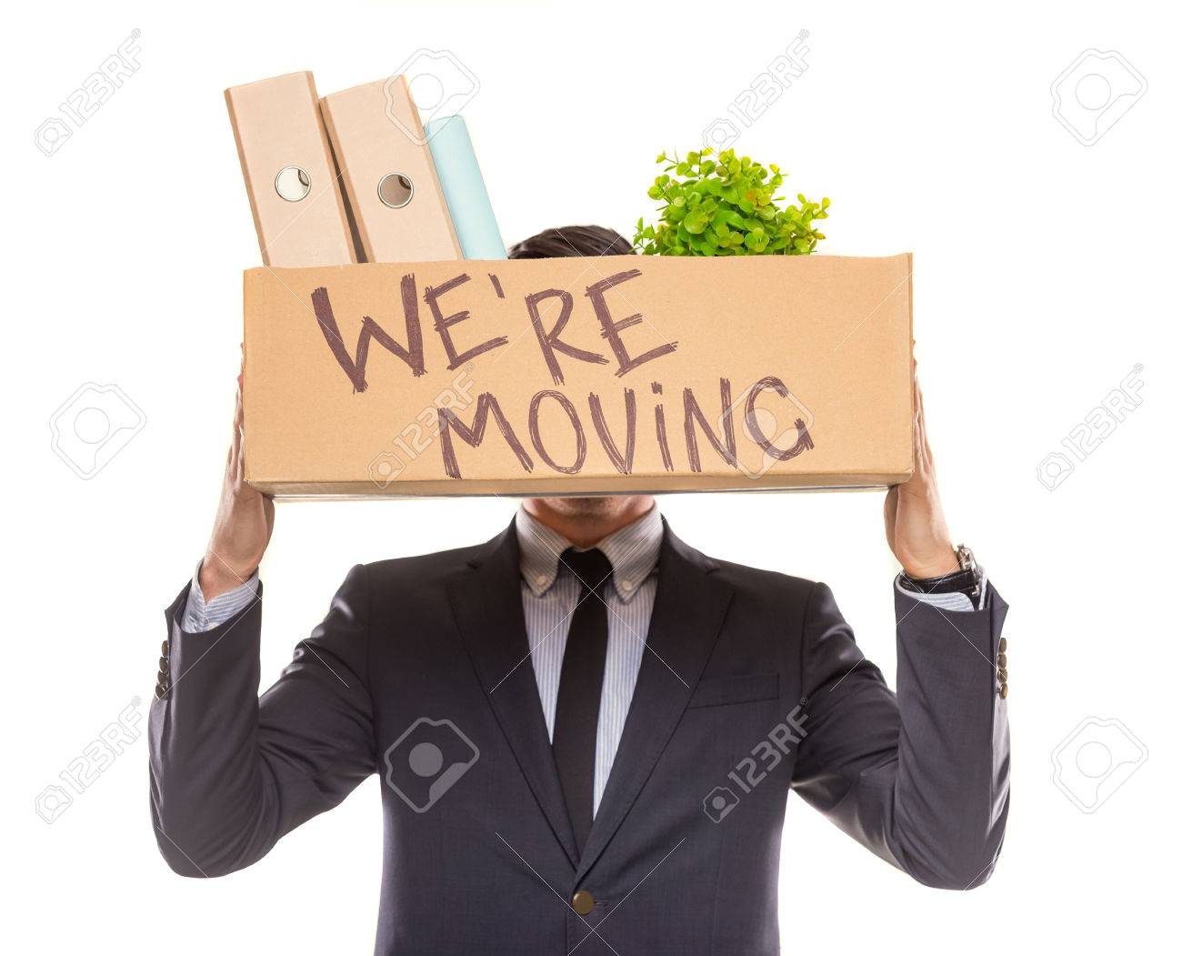 Junge Glucklich Geschaftsmann Mit Box Fur Umzug In Ein Neues Buro Studio Gedreht Isoliert Auf Weissem Hintergrund Lizenzfreie Fotos Bilder Und Stock Fotografie Image