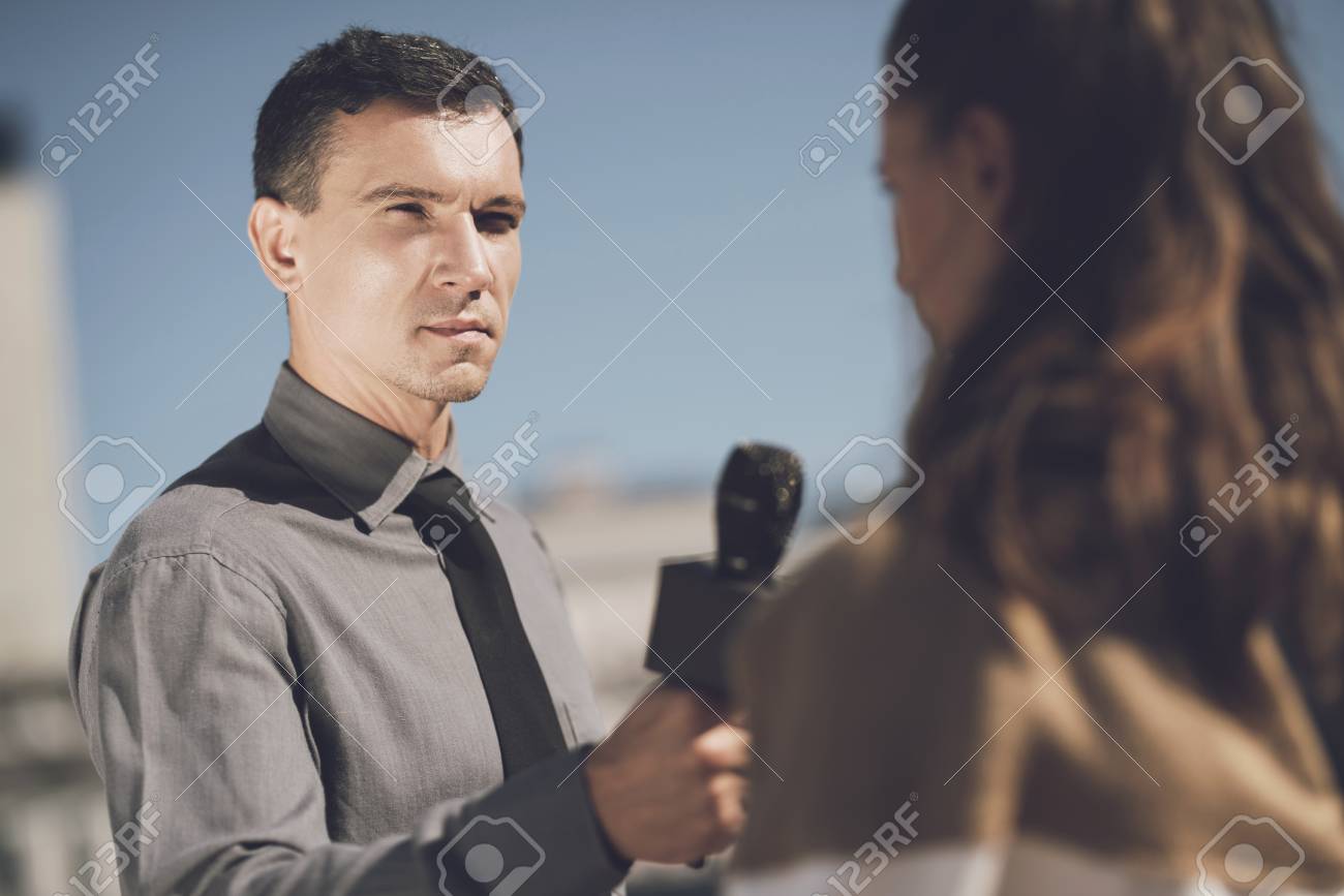 真面目な顔をした男が女をインタビューする の写真素材 画像素材 Image 6602