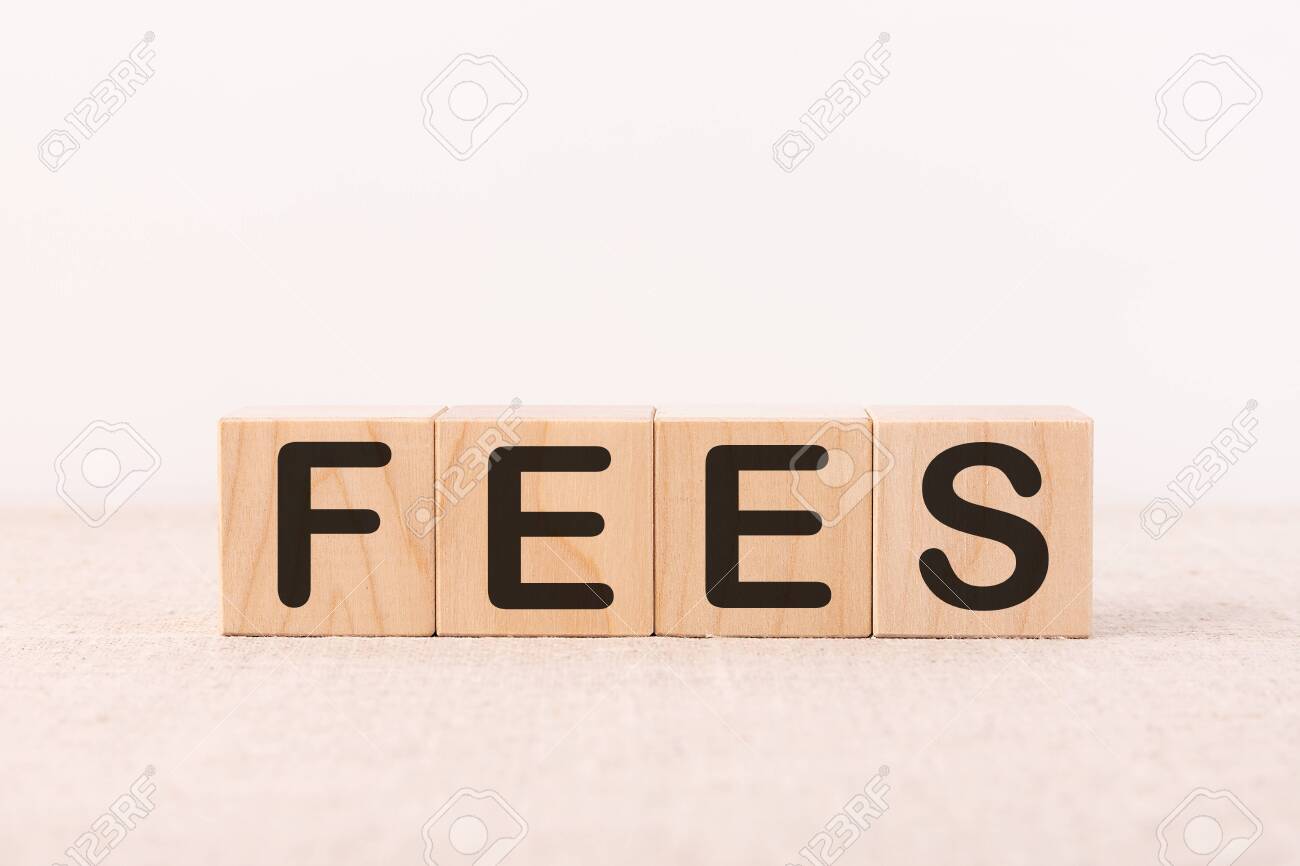 밝은 배경에 FEES라는 단어가 있는 나무 블록. 특정 서비스에 대해 부과되는 고정 가격입니다. 비즈니스 및 금융의 개념입니다. 비용,  경비, 수수료, 벌금. 비용, 수수료 및 세금. 로열티 무료 사진, 그림, 이미지 그리고 스톡포토그래피.