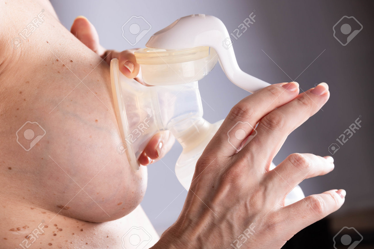 乳首　接写　母乳 若い女性は手動搾乳器で母乳を搾り出します。母乳育児の概念の写真素材・画像素材 Image 160315606