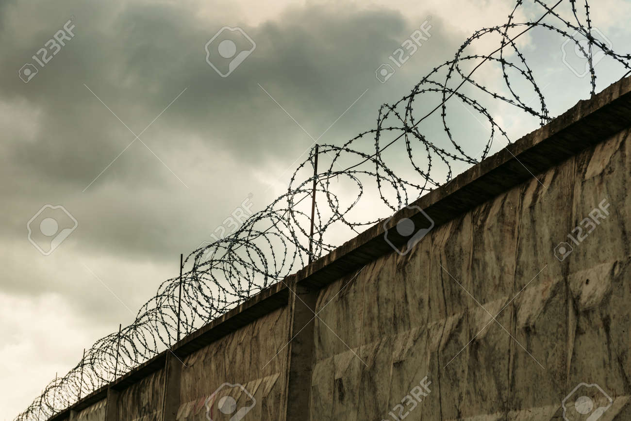 監獄。有刺鉄線で刑務所の壁。法と正義の写真素材・画像素材 Image 190454833