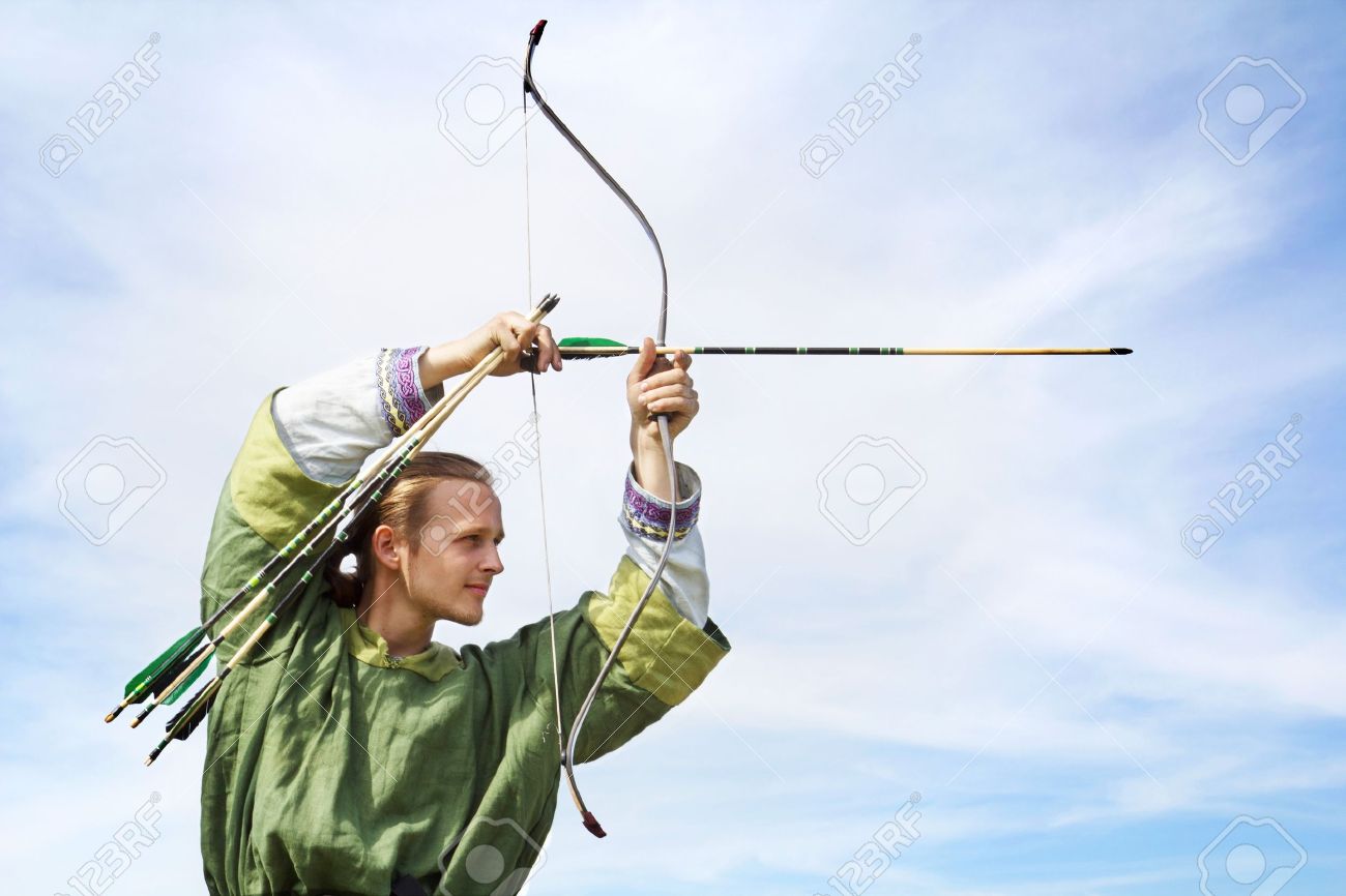 若いアーチャーの弓と中世の衣装を目指しての矢印の写真素材・画像素材