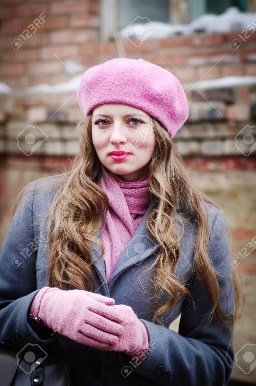 ピンクのベレー帽と青灰色のコートの少女の肖像画 の写真素材 画像素材 Image ピンクのベレー帽と青灰色のコートの少女の肖像画 の写真素材 画像素材 Image