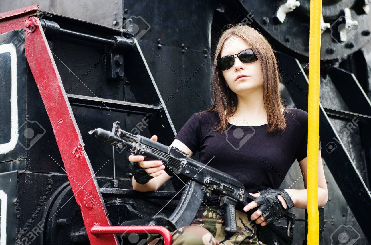 蒸気機関車のランボード上に座って銃を持つ女の子 の写真素材 画像素材 Image