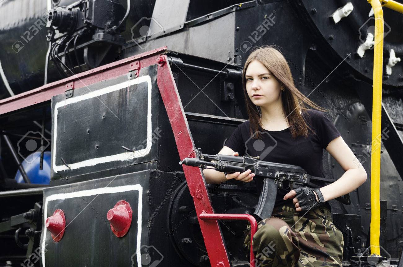 エンジンの横に銃を持つポーズの女の子 の写真素材 画像素材 Image