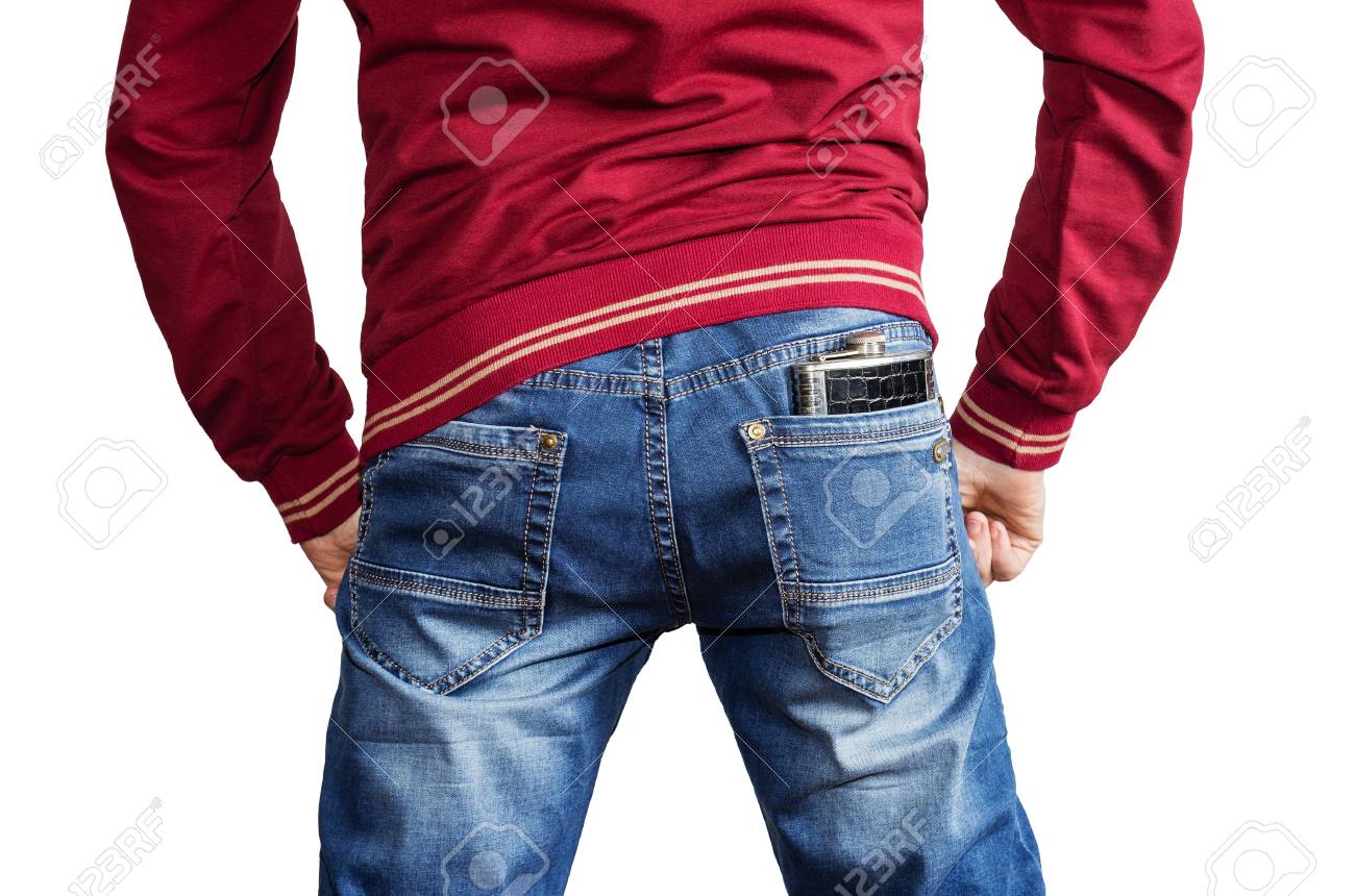 ズボンの後ろポケットに金属フラスコと赤いジャンパーとジーパンの男 の写真素材 画像素材 Image