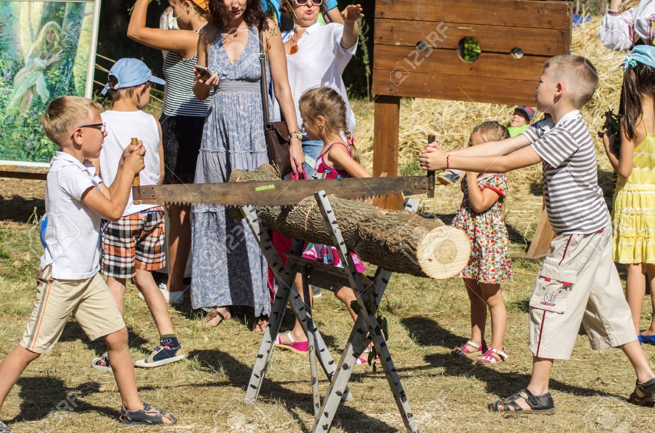 дети пилят дрова. столяр мультяшный. мальчик с молотком. мальчик пилит. маленький столяр.