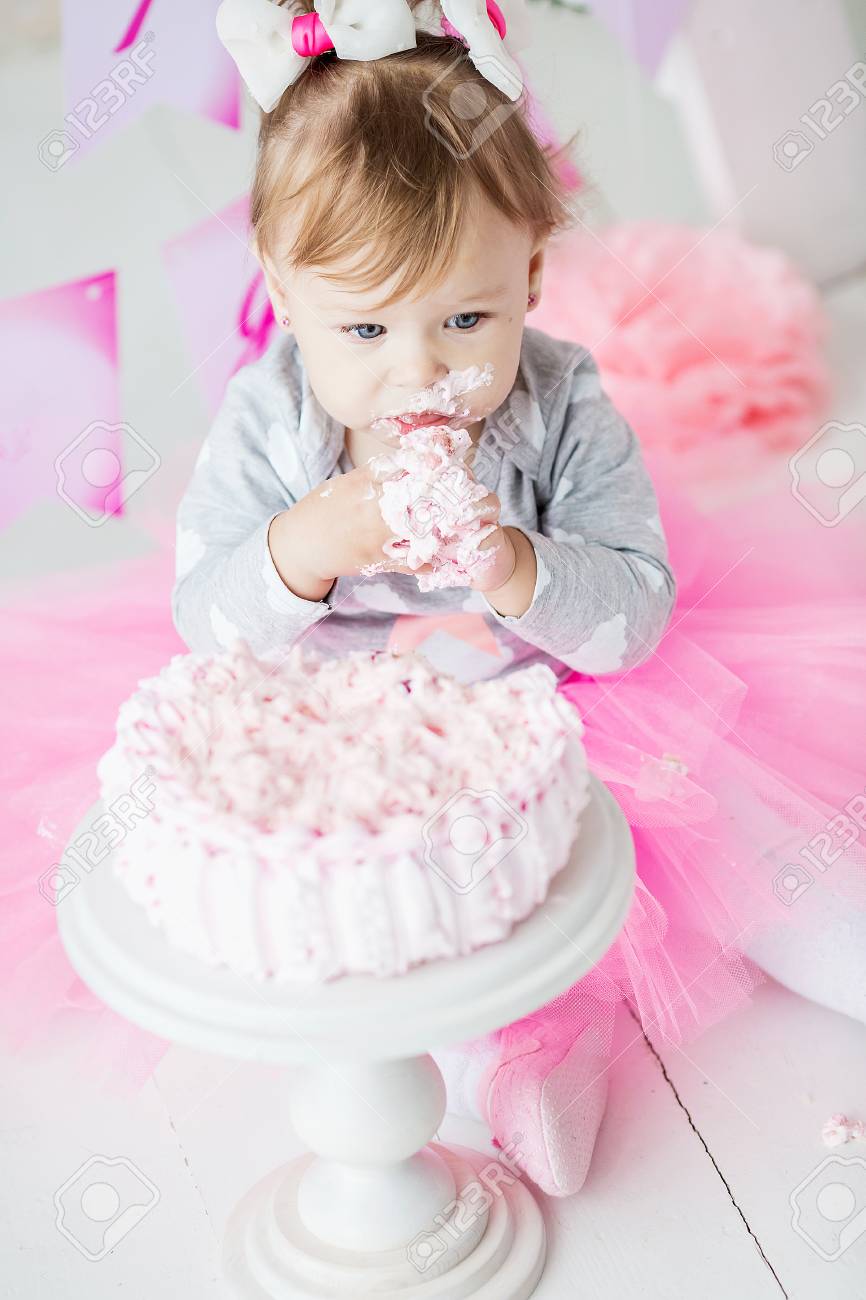 Bebe Fille 1 Ans Celebrer L 39 Anniversaire Peu Dans La Chambre Manger Le Gateau D 39 Anniversaire Decoration D 39 Banque D Images Et Photos Libres De Droits Image