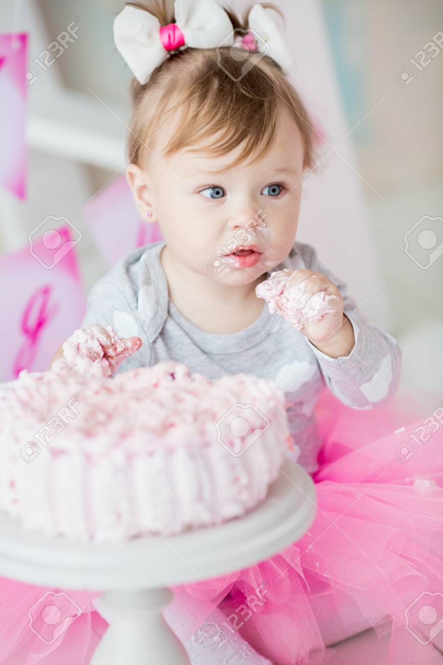 Bebe Fille 1 Ans Celebrer L 39 Anniversaire Peu Dans La Chambre Manger Le Gateau D 39 Anniversaire Decoration D 39 Banque D Images Et Photos Libres De Droits Image