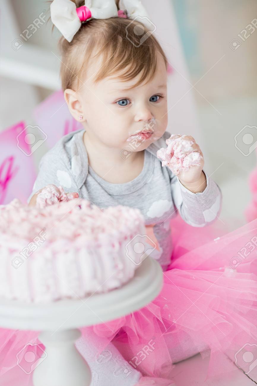 Bebe Fille 1 An Celebrant Son Premier Anniversaire Dans La Chambre Manger Du Gateau Decoration D Anniversaire Enfance Banque D Images Et Photos Libres De Droits Image