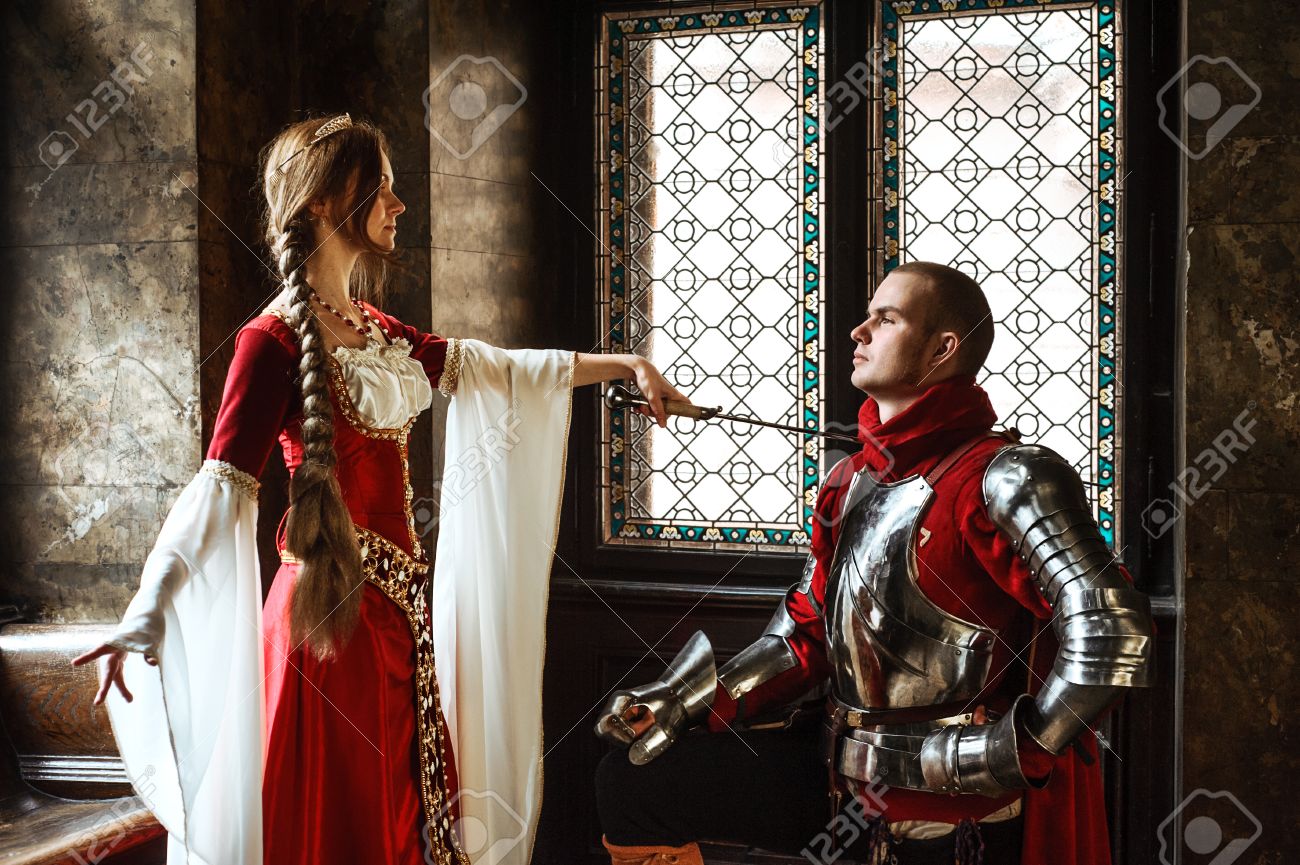 若い従者によって高貴な女性騎士の爵位を与えられています の写真素材 画像素材 Image 3262