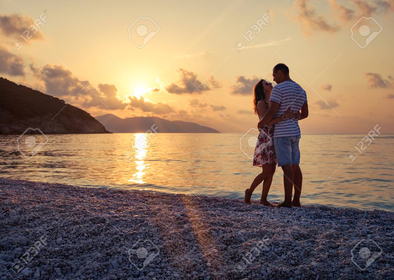 Jeune Couple Amoureux Debout Sur La Plage Au Bord De La Mer En Profitant De La Soiree Romantique Et De Regarder Le Coucher Du Soleil La Famille Repose Sur La Plage En