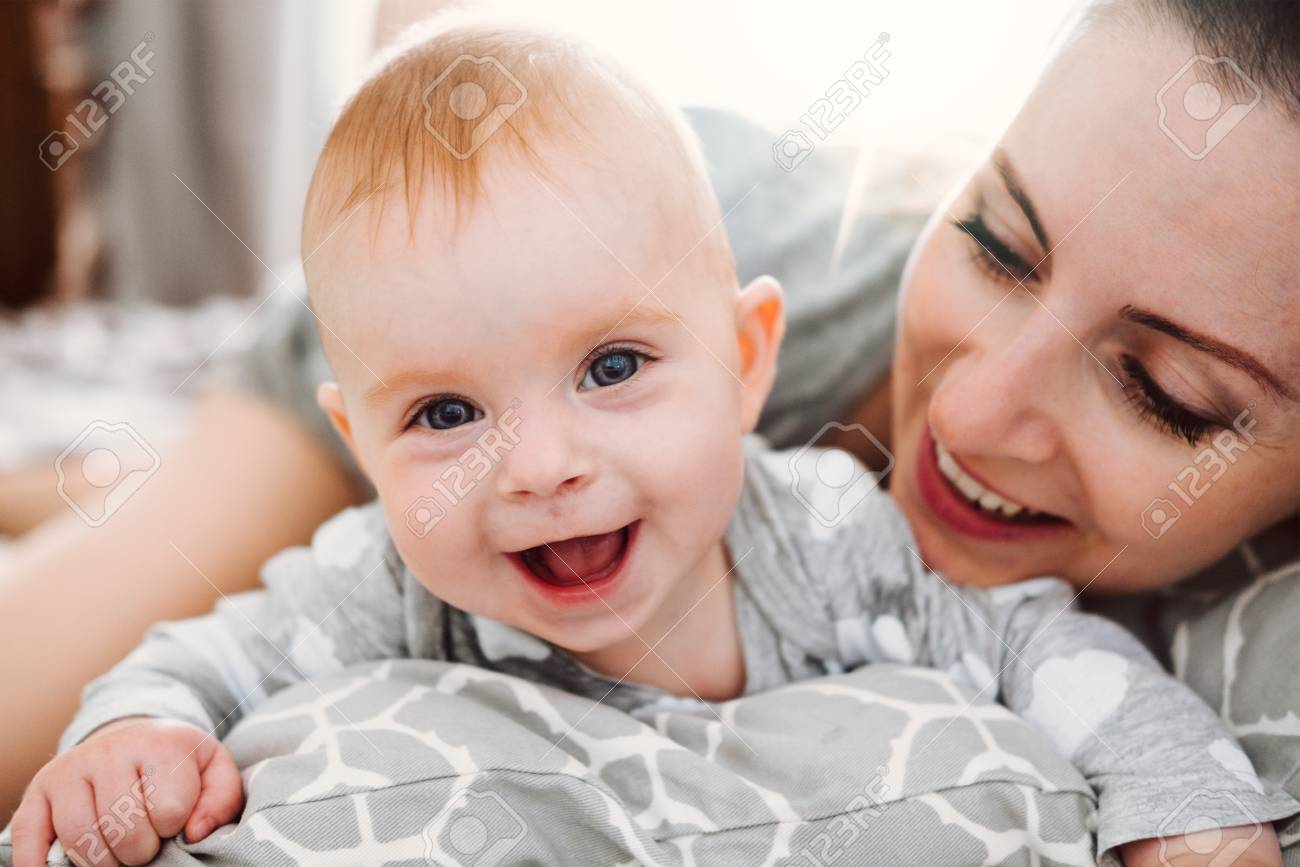 幸せな笑顔の母親と赤ちゃんはベッドで遊んで カメラを見て 楽しんで幸せな家族 の写真素材 画像素材 Image 幸せな笑顔の母親と赤ちゃんはベッドで遊んで カメラを見て 楽しんで幸せな家族 の写真素材 画像素材 Image