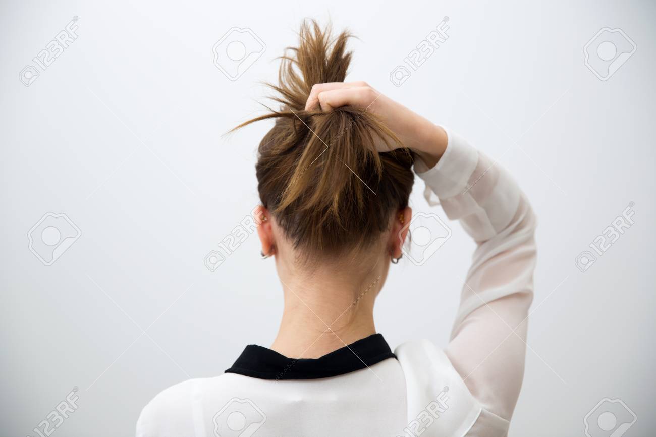 彼女の髪を保持している女性の後ろ姿の肖像画 の写真素材 画像素材 Image 彼女の髪を保持している女性の後ろ姿の肖像画 の写真素材 画像素材 Image